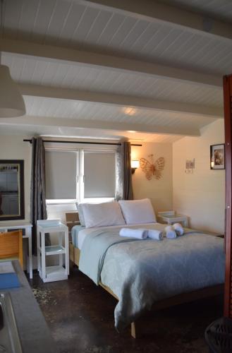 a bedroom with a bed with two towels on it at La Felicidad Aruba in Oranjestad