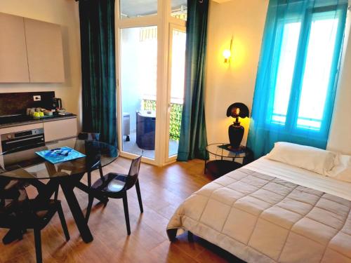 M4 Center - Design Washington - Self Check In - WiFi - Balcony - AC - MilanoFlats