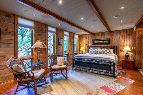 Giường trong phòng chung tại A River Mist