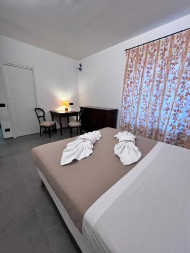 Postel nebo postele na pokoji v ubytování Villa Lilli Beta Bella - Appartamento Rosso Whispering Vines