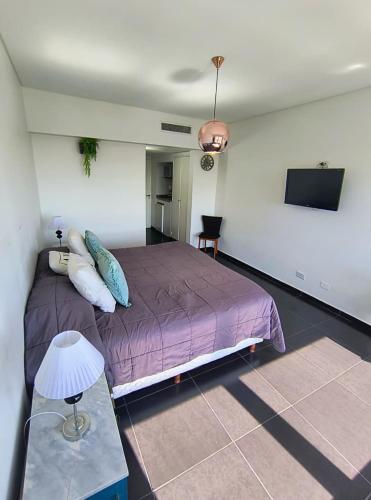 Una cama o camas en una habitación de Departamento para tres BA