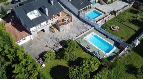 an overhead view of a house with a swimming pool at El mirador de Monte Bouza in Monte Bouza