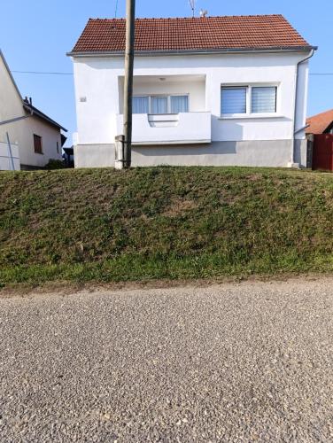 Το κτήριο όπου στεγάζεται  το διαμέρισμα