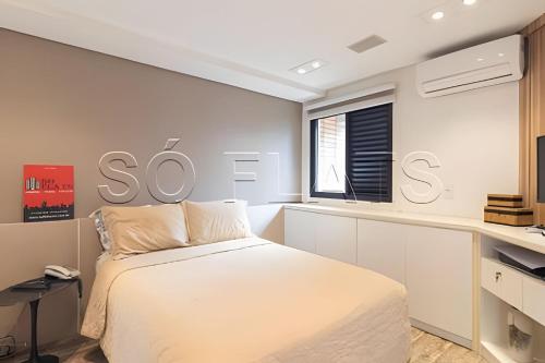 um quarto branco com uma cama e uma janela em Apartamento no coração do Pacaembu em São Paulo