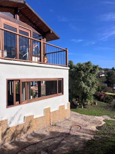 una casa con un balcone in cima di montaña serena a Villa de Leyva