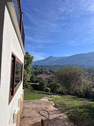 un edificio con una finestra e una vista su una valle di montaña serena a Villa de Leyva