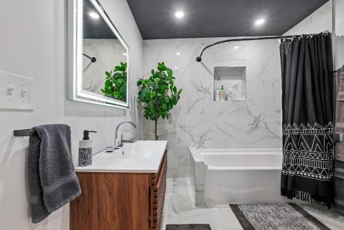 Ένα μπάνιο στο Charming 3Bed 2&half Bath with Deck & Free Strt Parking