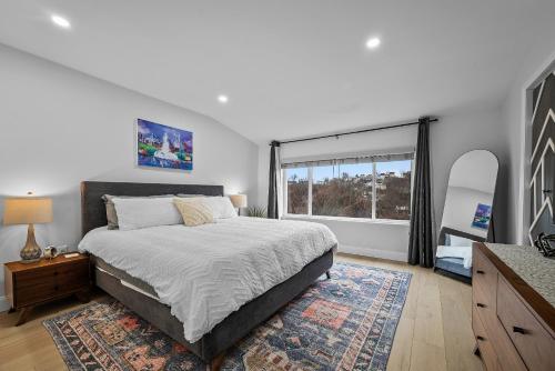 Ένα ή περισσότερα κρεβάτια σε δωμάτιο στο Charming 3Bed 2&half Bath with Deck & Free Strt Parking