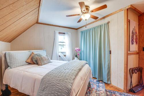 Una cama o camas en una habitación de Less Than 1 Mi to Dtwn Franklin Charming Home with Sunroom!