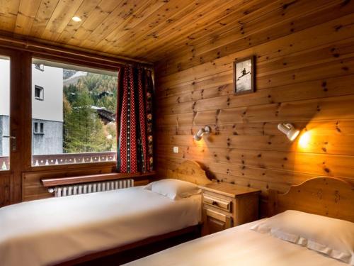 Ένα ή περισσότερα κρεβάτια σε δωμάτιο στο Appartement centre-ville, proche pistes, 10 pers, WiFi - FR-1-519-14