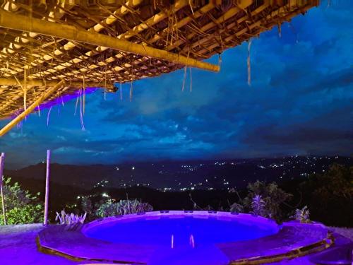 bañera de hidromasaje por la noche con vistas en Eco Ortalis Villeta, en Villeta