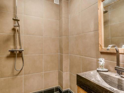 une salle de bain avec douche et lavabo dans l'établissement Magnifique Chalet au Calme près des Remontées Mécaniques à Val-d'Isère - FR-1-519-32, à Val dʼIsère