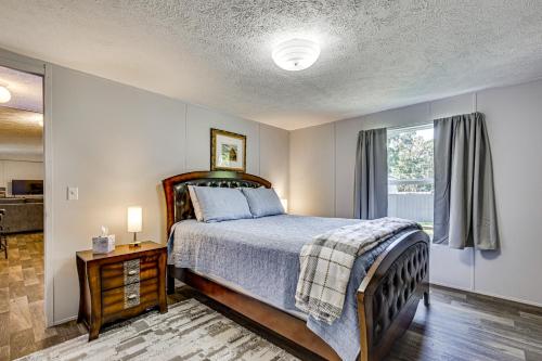 Floral CityRiverfront Floral City Stay with Dock and Hot Tub!的一间卧室，里面有一张床和一扇窗户。