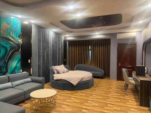 une chambre avec un lit, un canapé et une télévision dans l'établissement Heaven, à Xuân Viên