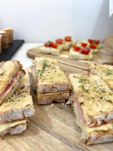 Un grupo de sándwiches en una tabla de cortar de madera. en JUNKEIRA - Casa, Douro e Campo, 