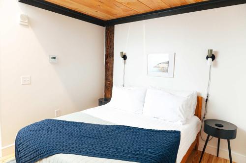 Giường trong phòng chung tại Loft 307 - The William - Vinyl - Downtown Vibes