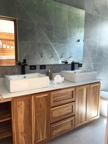 a bathroom with a sink and a mirror at Casa McCash in Tamarindo