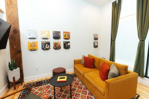 Khu vực ghế ngồi tại Loft 306 - The WIlliam - Atrium - Downtown Vibes