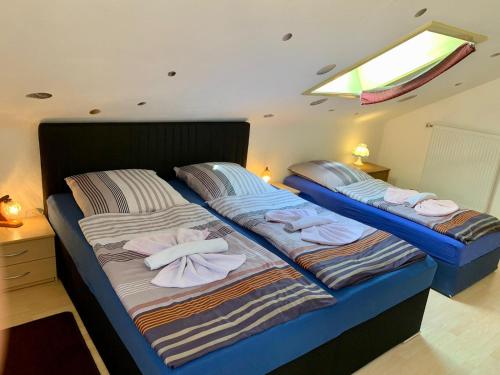 deux lits avec des serviettes dessus dans une chambre dans l'établissement Ferienhaus Erika, à Zorge