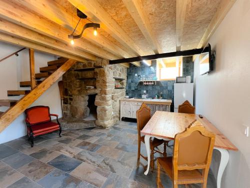 Una cocina y un comedor con mesa y sillas. en JUNKEIRA - Casa, Douro e Campo, 