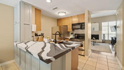 Kuchyň nebo kuchyňský kout v ubytování Gorgeous 2 BR near Carowinds - Patio - Pool