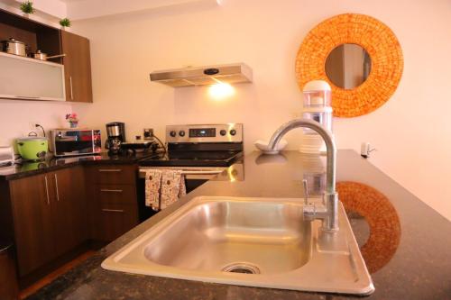 una cocina con fregadero y encimera en Oceanfront Studio Beach and Pool, en María Chiquita