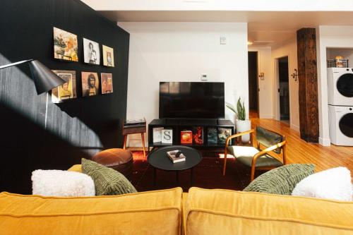 TV/trung tâm giải trí tại Loft 308 - The William - Views over Carrigans