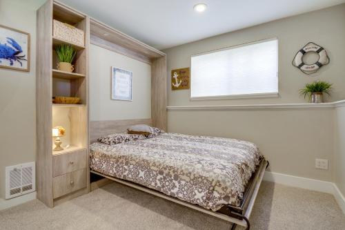 Voodi või voodid majutusasutuse The Salty Hawk Hideaway - Chic Washington ADU toas