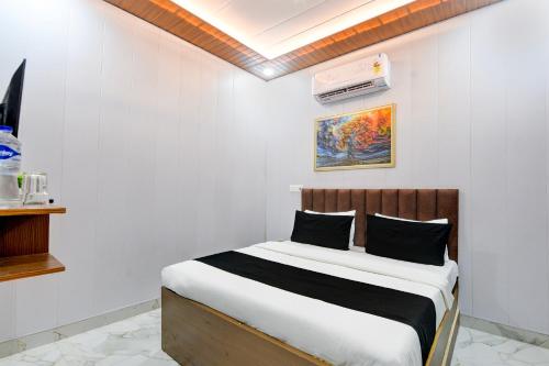 Ένα ή περισσότερα κρεβάτια σε δωμάτιο στο Hotel O HI-WAY Palace