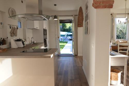 a kitchen with white cabinets and a counter top at Casa Balter in Bardolino