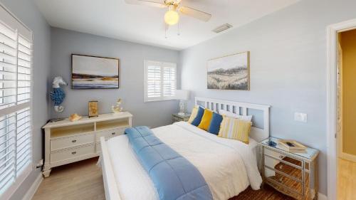 Giường trong phòng chung tại Gone Coastal