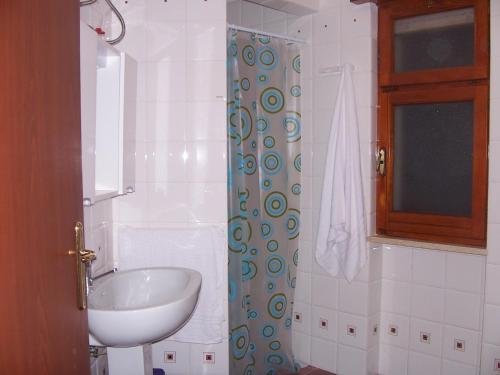 ein Badezimmer mit Waschbecken und Dusche in der Unterkunft Casa Fortuna in Il Monte