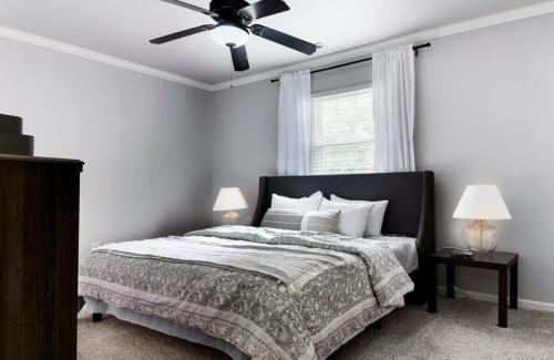 Ένα ή περισσότερα κρεβάτια σε δωμάτιο στο Serene Getaway with Patio in Pineville