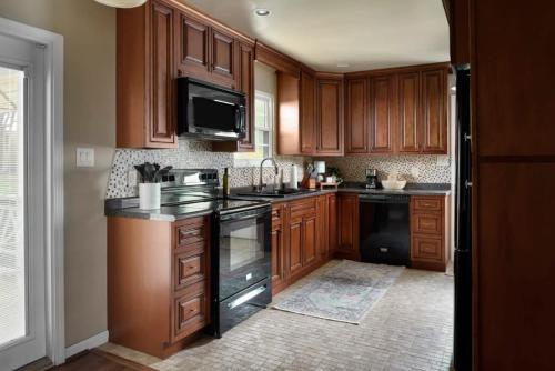 Η κουζίνα ή μικρή κουζίνα στο Serene Getaway with Patio in Pineville