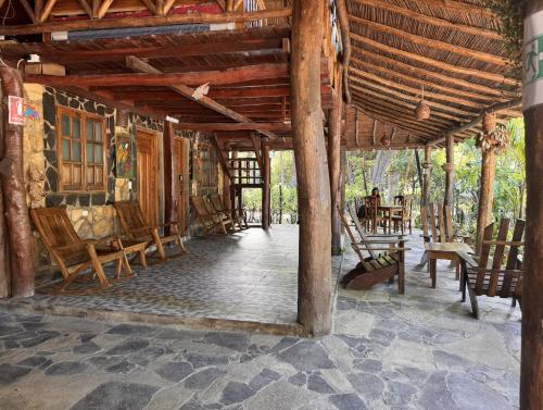 Vista exterior de una casa con mecedoras en Marumar, en Popoyo