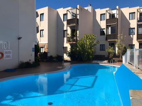 een zwembad voor een gebouw bij Casa La Canela in Playa de Santiago