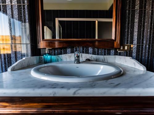 a sink in a bathroom with a mirror at Casa Niebla in Alajeró