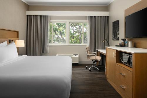 Postel nebo postele na pokoji v ubytování DoubleTree by Hilton Providence Airport Warwick