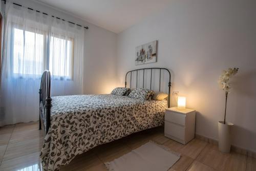 Un dormitorio con una cama y una ventana en Casa Nana, en Playa de Santiago