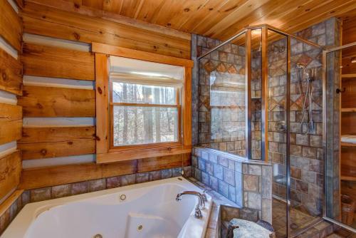 een badkamer met een bad en een raam bij Soothing Waters in Vilas