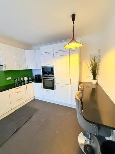 Η κουζίνα ή μικρή κουζίνα στο 200m to Wembley Stadium Guest Rooms