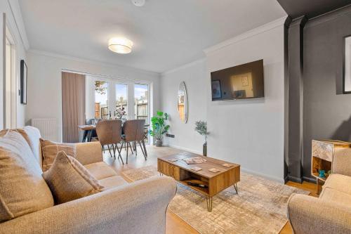 a living room with a couch and a table at Cosy 3 Bed with Parking in Bilton