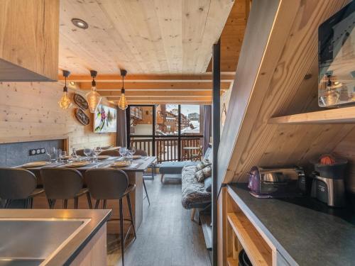 Una cocina y un comedor de una casa pequeña en Duplex rénové proche pistes, 6 pers, animaux bienvenus, Wi-Fi - FR-1-640-41, en Val Thorens