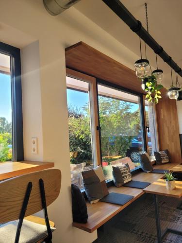 una oficina con un escritorio con vistas a un patio en Hotel Scholz, en Aalen