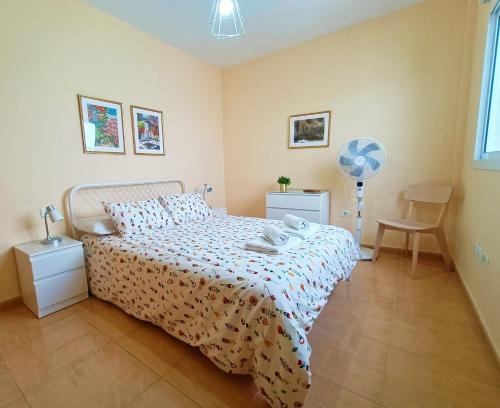 Schlafzimmer mit einem Bett, einem Tisch und einem Ventilator in der Unterkunft Miramar 1 in San Sebastián de la Gomera