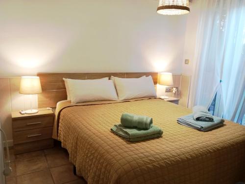 une chambre avec un lit avec deux serviettes dessus dans l'établissement Apartamento limonero ,VUT AL 13044, à Albox