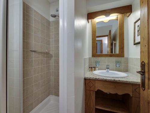 Koupelna v ubytování **Appartement 2 chambres, Résidence 5* aux Arcs 1950, Piscines, Jacuzzi, Pied des Pistes** - FR-1-686-22