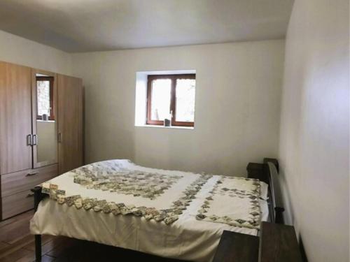 Un dormitorio con una cama y una ventana en Chez Rambaud, en Chadaleix