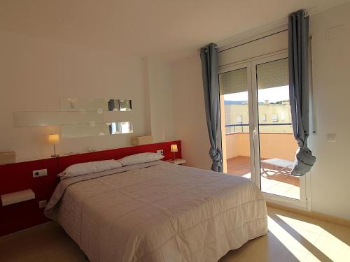 ein Schlafzimmer mit großem Bett und Balkon in der Unterkunft TRAMUNTANA - Casa amplia, moderna y muy bien equipada, situada en la zona de Grifeu - ES-228-144 in Llança
