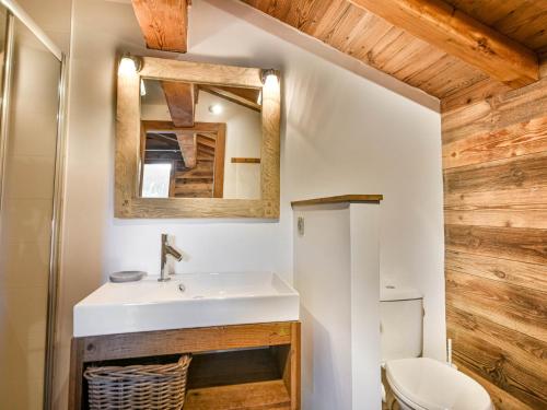 Ванная комната в Chalet T4 aux Gets - 8 pers, Vue Panoramique - FR-1-685-90